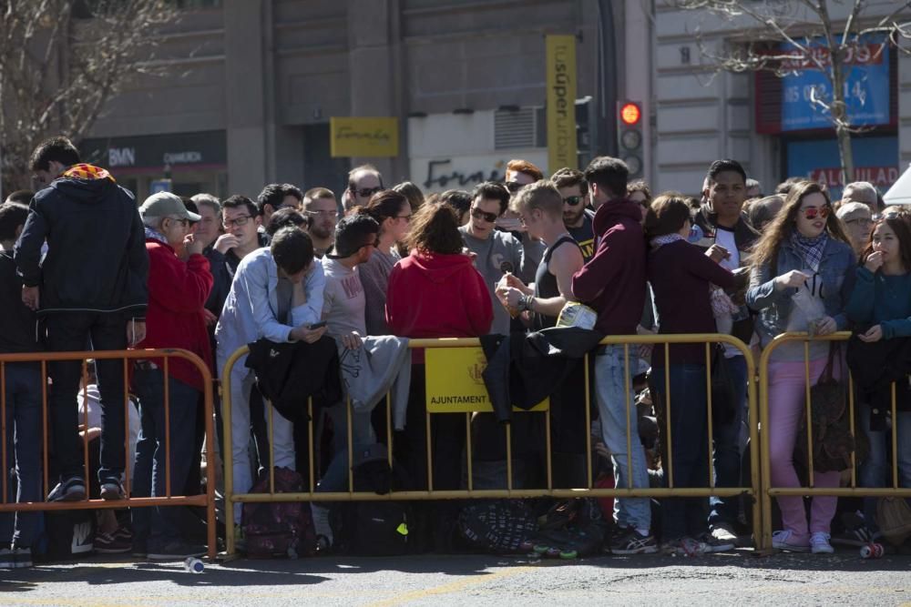 Búscate en la mascletà del 8 de marzo