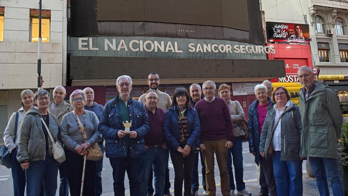 Representantes de la delegación valguesa en Buenos Aires, ante el Teatro El Nacional, en el que triunfó La Bella Otero.