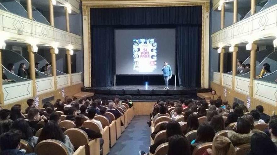 Daniel Rojo presenta a alumnos y profesores la película.