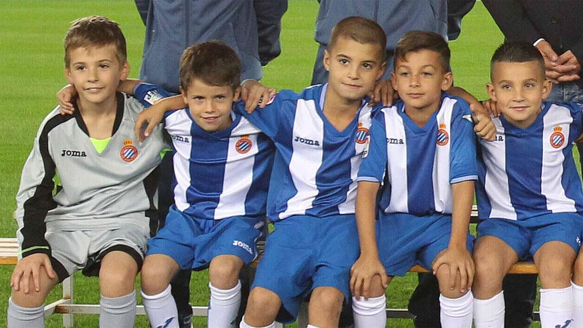 Guille y Toni Fernández (a la derecha) con el benjamín del RCD Espanyol la campaña 2015/2016