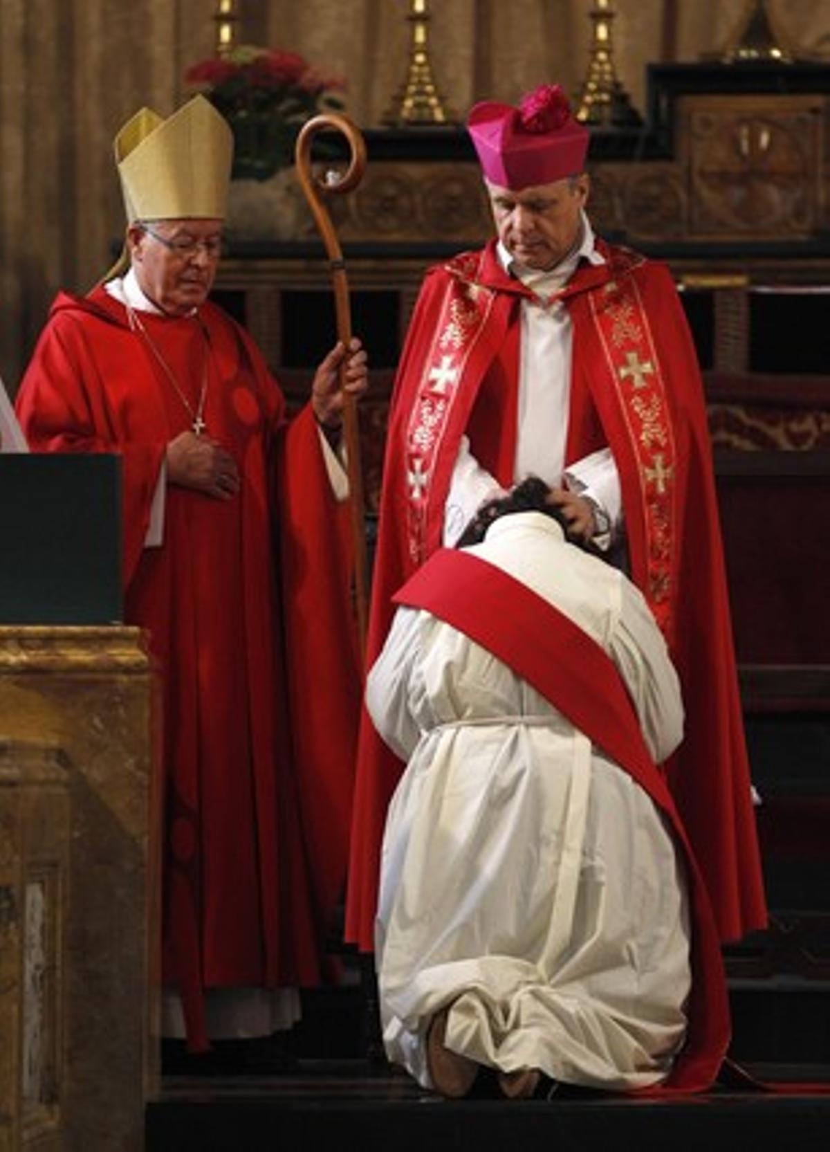 Maria Vittoria Longhitano durant la cerimònia d’ordenació com a sacerdot d’una església anglicana. Maria Vittoria Longhitano durant la cerimònia d’ordenació com a sacerdot d’una església anglicana.