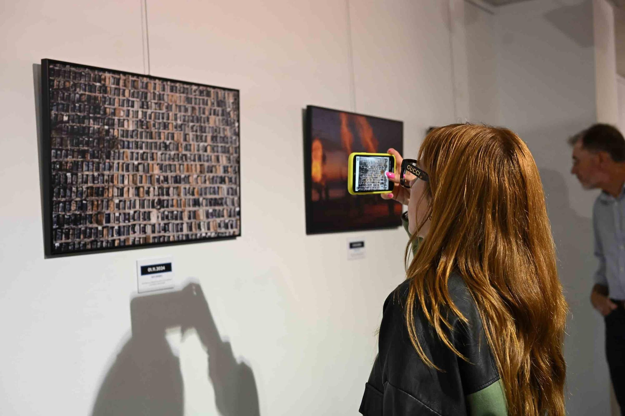 lleno total en la inauguración de INFotoperiodistas 2024,. un año de fotografía de prensa en Alicante