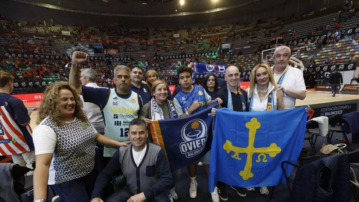 Marea azul en La Coruña: la afición del Alimerka Oviedo Baloncesto empuja al equipo en su pelea por el ascenso a la ACB