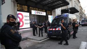 Unos mossos junto a una furgoneta policial en los alrededores de la estación de França.