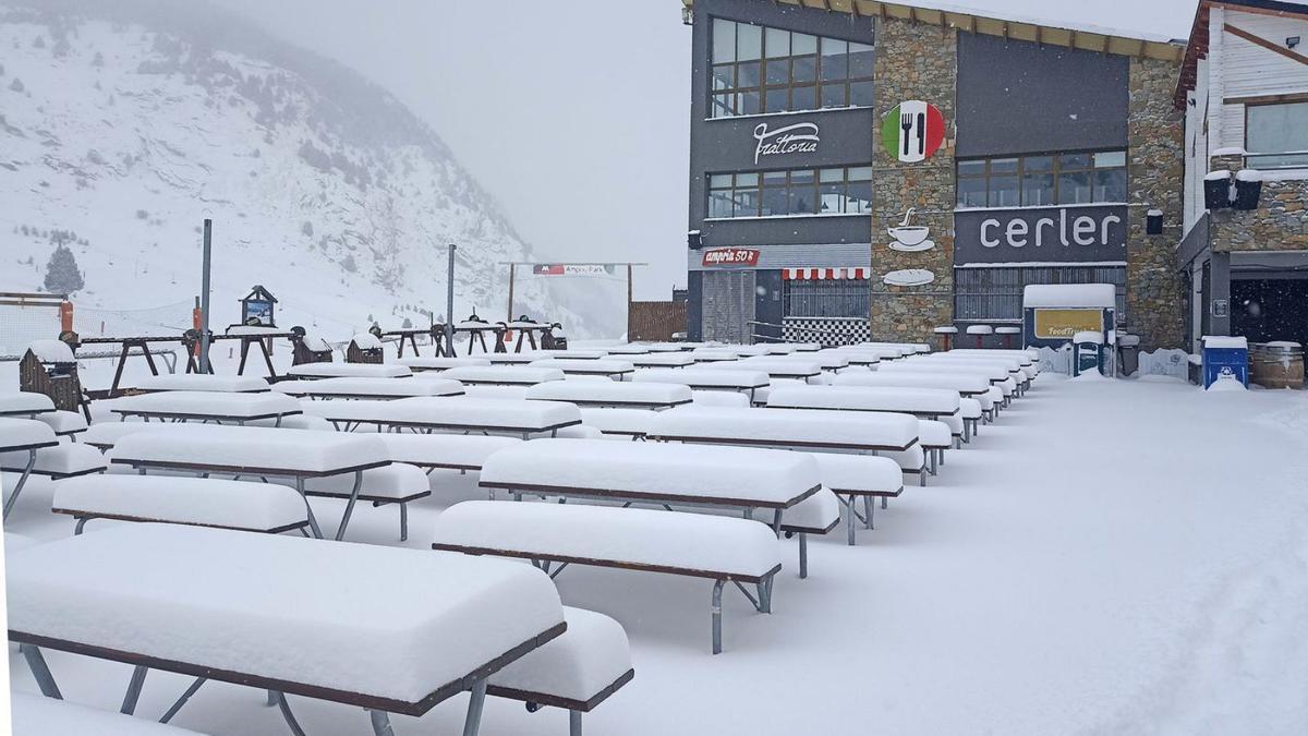 Merendero de la estación de Cerler, ayer. | ARAMÓN