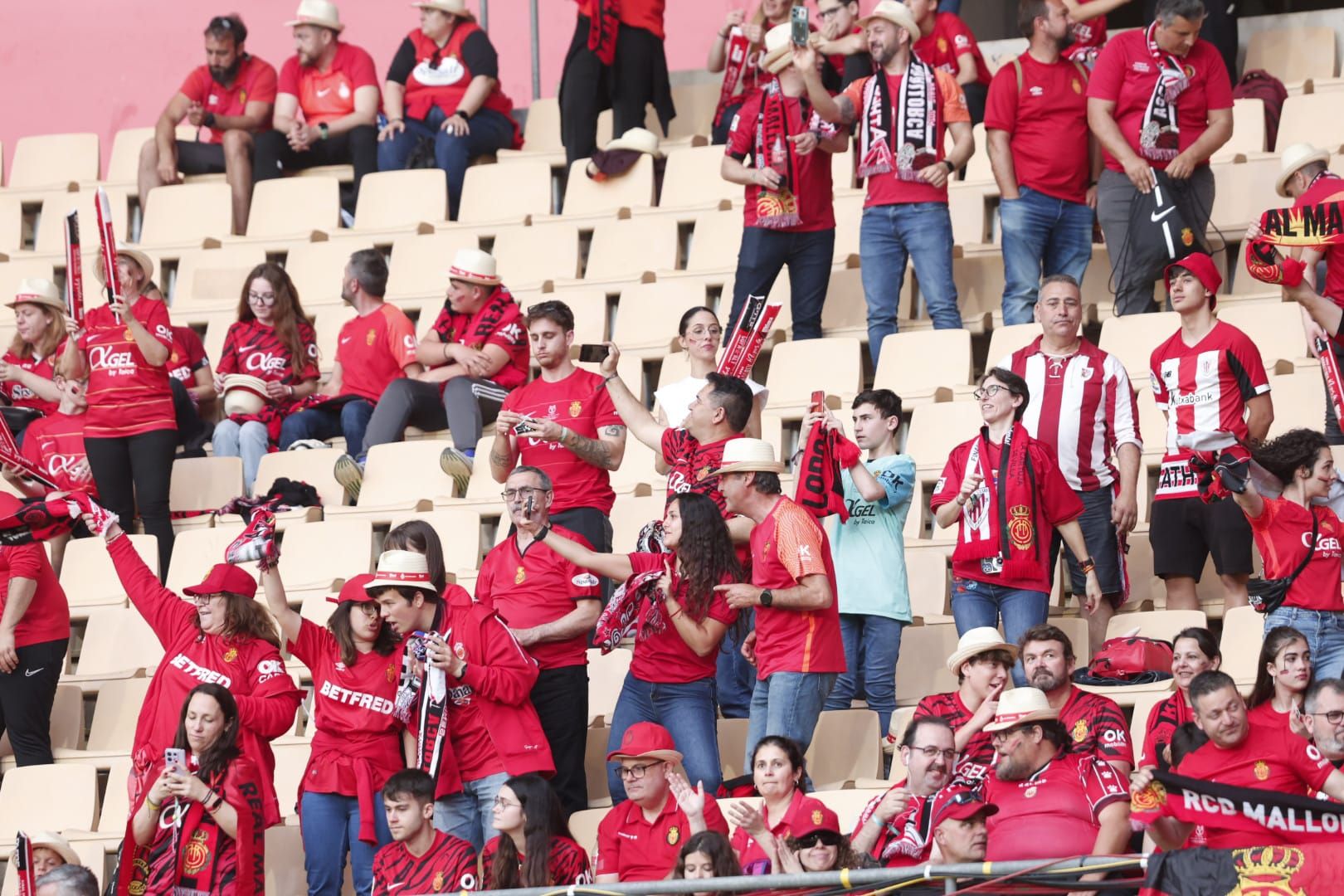 Los aficionados del Mallorca llenan La Cartuja