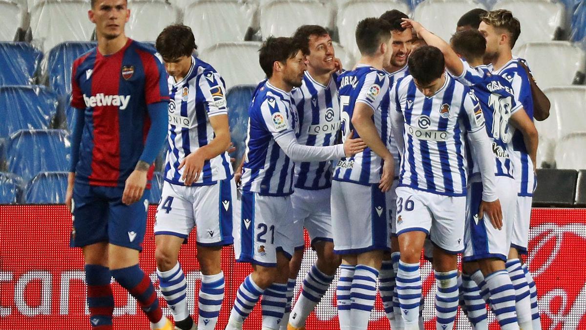 Los jugadores de la Real Sociedad festejan el único gol del encuentro, con la decepción en primer plano de Son, ayer titular. | EFE/JUAN HERRERO