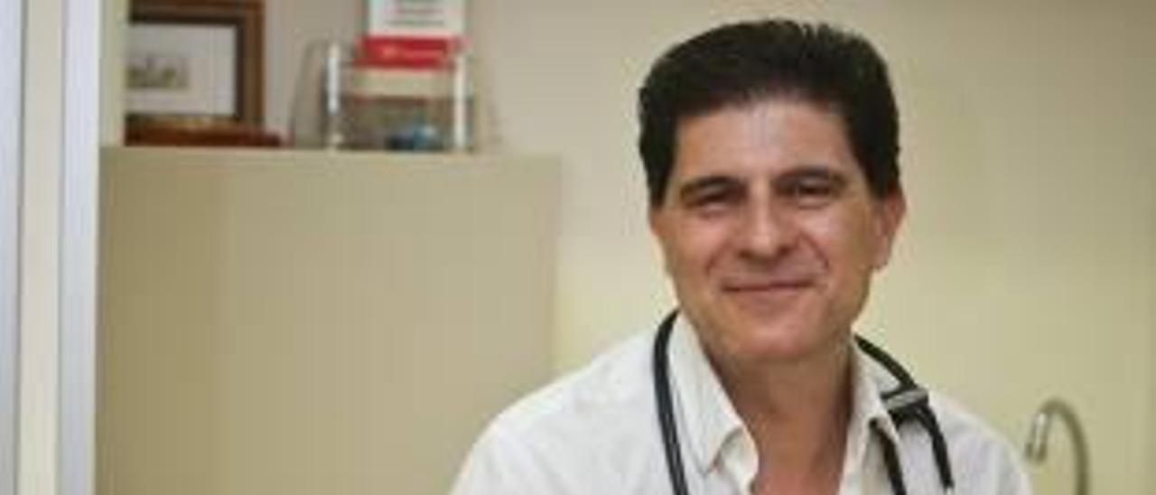 Juan Carlos Padilla, en su despacho médico