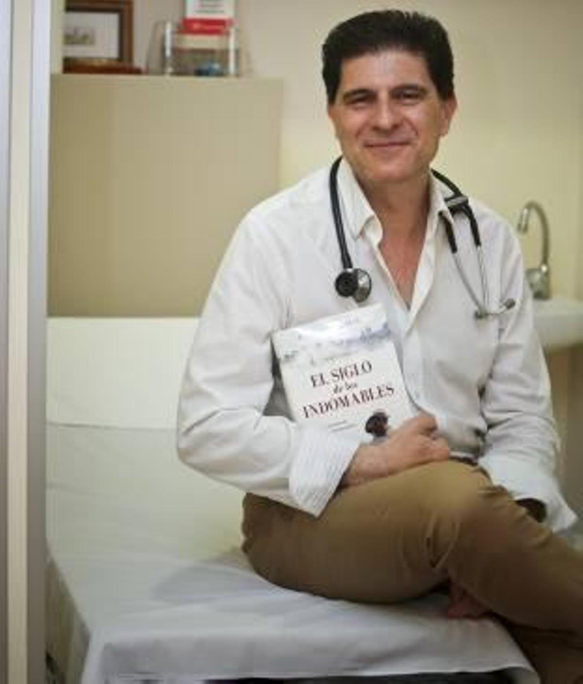 Juan Carlos Padilla, en su despacho médico