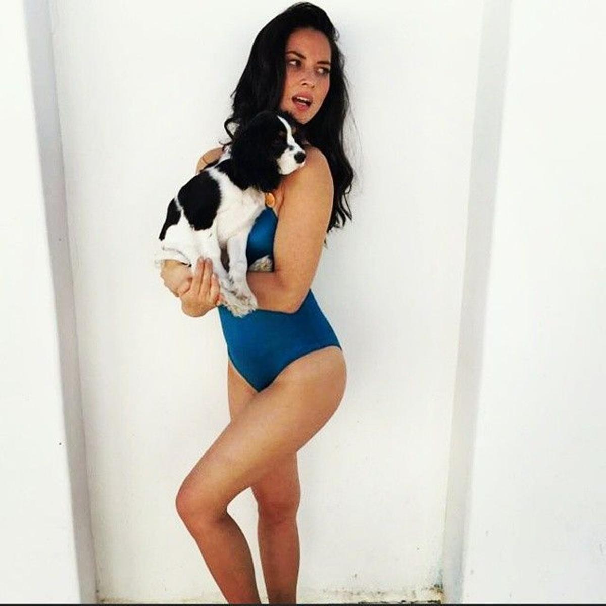 Olivia Munn en bañador