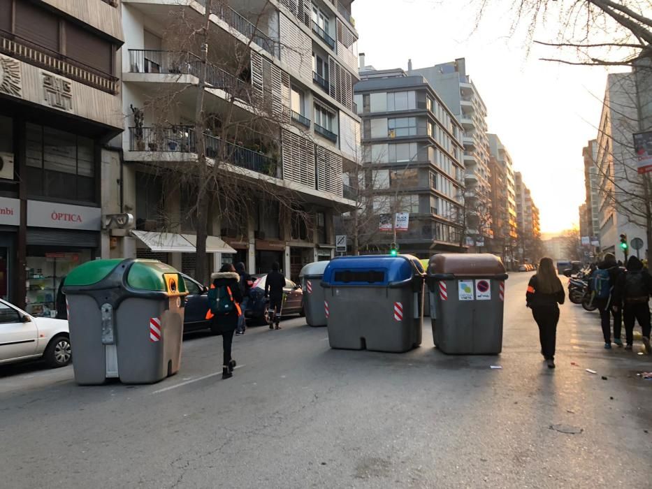 Contenidors al carrer de la Creu