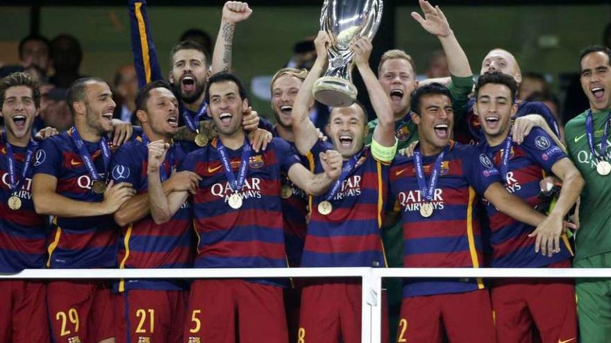 Los jugadores del Barcelona levantan el trofeo de campeones de la Supercopa de Europa. // Reuters