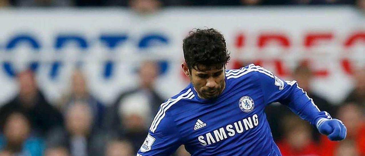 El delantero del Chelsea Diego Costa supera la entrada de Cheik Tioté.