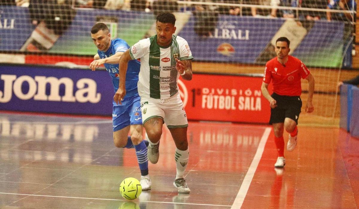 Kaué controla el balón ante la presión del cordobés Lolo Urbano.