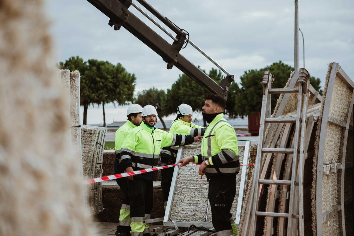 Cort empieza a montar el árbol iluminado del Parc de la Mar