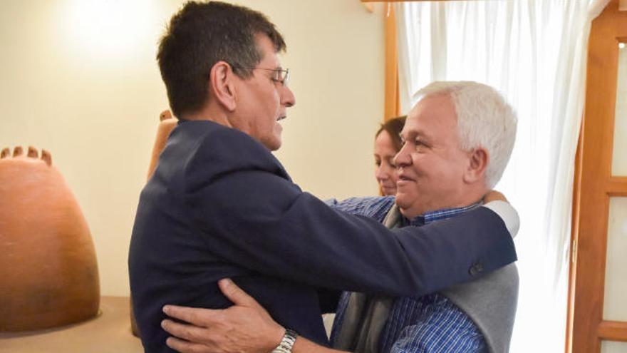 Carmelo Ramírez -dcha-, secretario de Organización de NC, abraza a Santiago Rodríguez, al que felicita tras ser elegido como alcalde el 15 de junio de 2019.