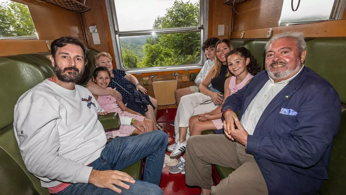 El lento viaje al pasado sobre raíles en el tren turístico "Rampa de Pajares"