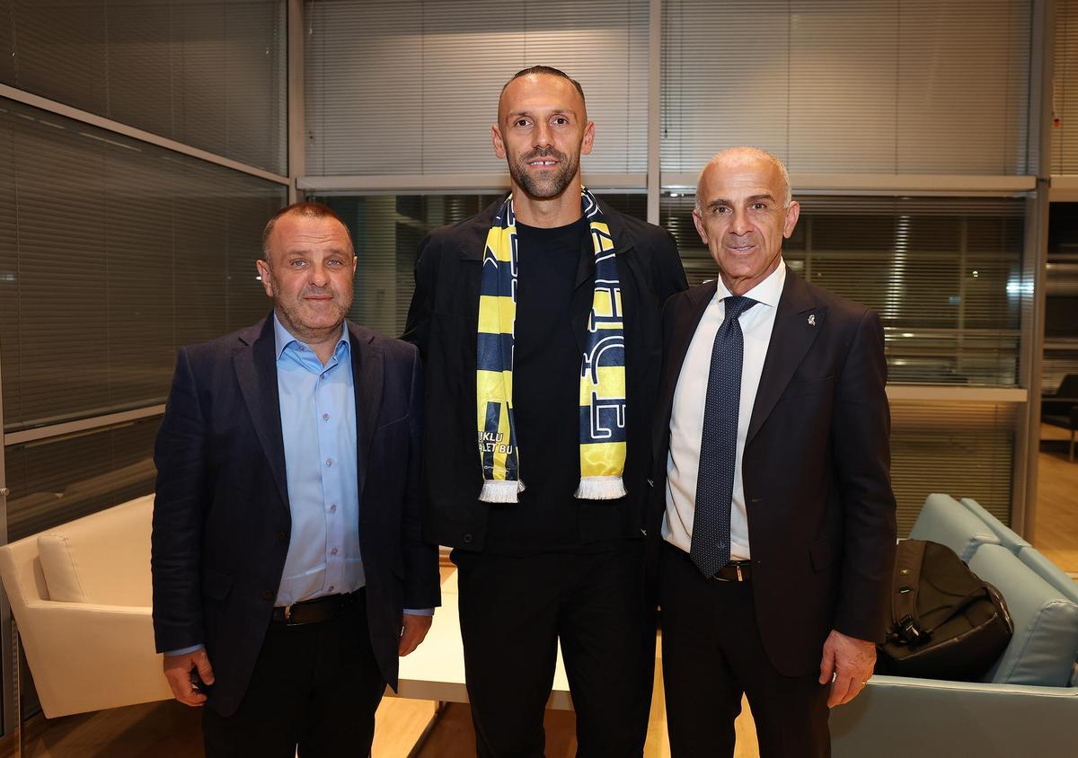 Muriqi, recibido en Estambul por cientos de aficionados del Fenerbahçe