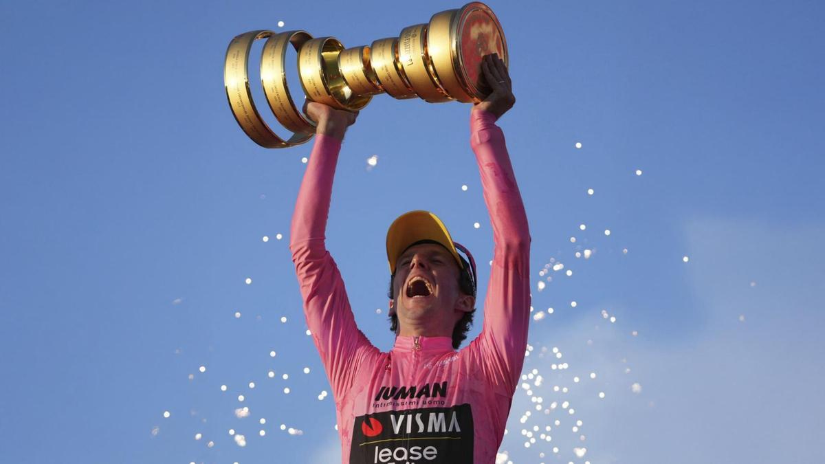 El britànic Simon Yates, amb el trofeu del Giro, el juny passat. | ALESSANDRA TARANTINO / AP