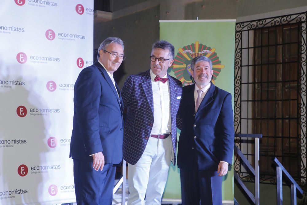 La entrega se realizó en el transcurso de la cena anual del Colegio de Economistas de Alicante.