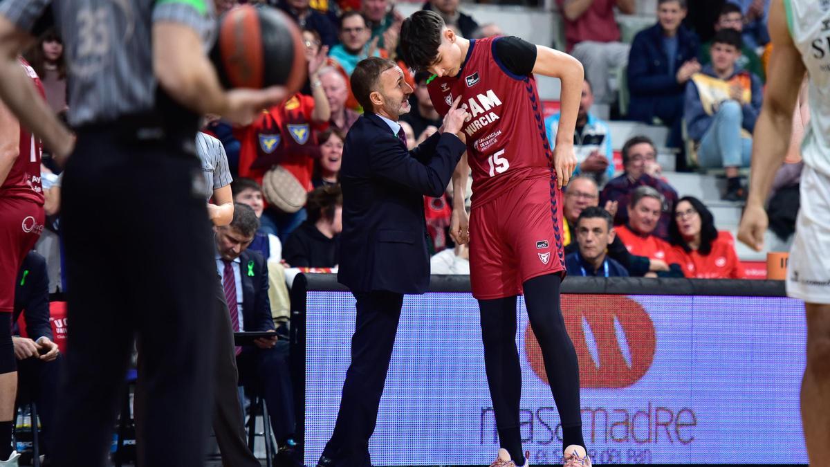 Fabián Flores, del UCAM Murcia, charlando con Sito Alonso antes de un partido este curso.