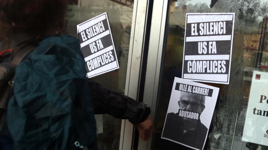 Alumnes de l&#039;Institut del Teatre enganxen cartells a la porta del centre per denunciar els presumptes casos d&#039;abús de poder i assetjament.