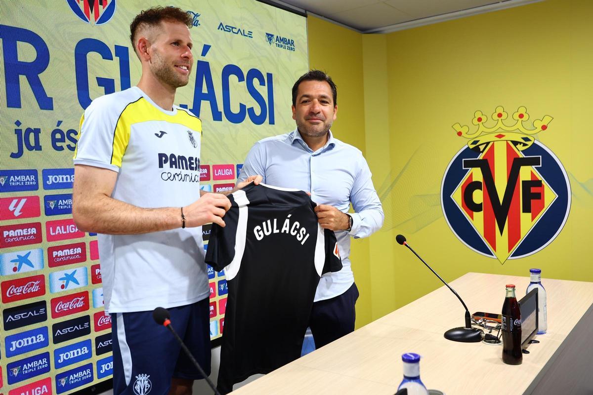 Péter Gulácsi (i), junto al consejero delegado del Villarreal CF, Fernando Roig Negueroles (d), durante la presentación del portero húngaro.