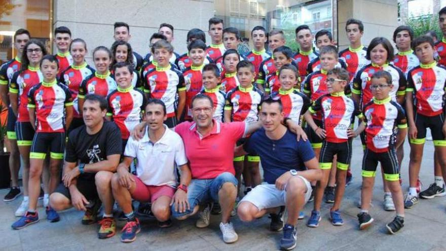 Técnicos y componentes de la Escola de Ciclismo Redondela. // FDV