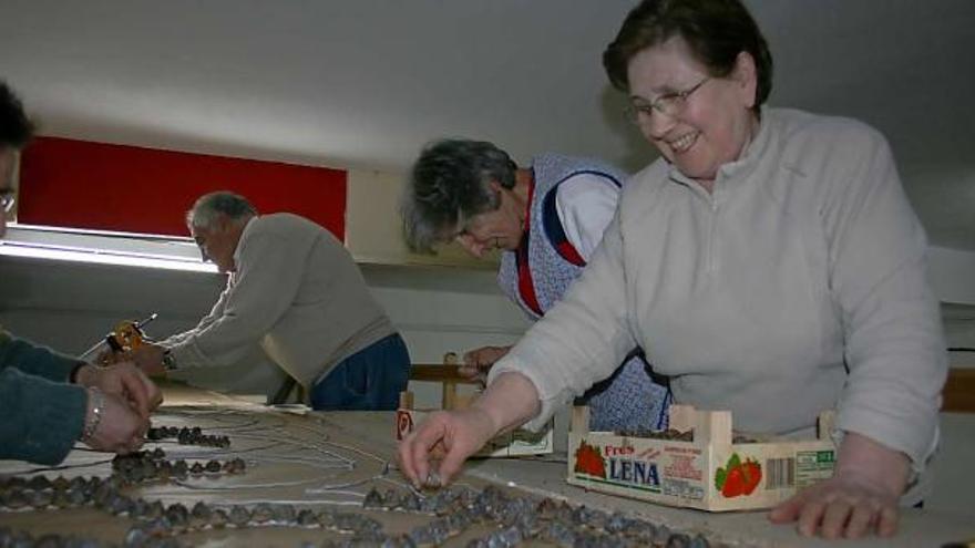 Por la izquierda, Elena, Dionisio Iglesias «Siso», Justa Pérez y María trabajando en la colocación de «concos».