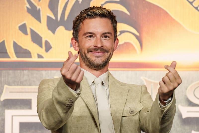 Jonathan Bailey durante la presentación de 'Jurassic World', donde participará