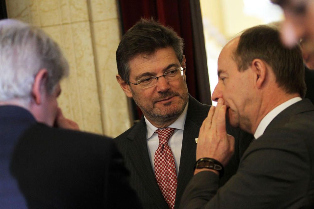 François Hollande y Mariano Rajoy son recibidos con honores junto al Ayuntamiento de Málaga. Antes del almuerzo, han visitado el Museo de Málaga.