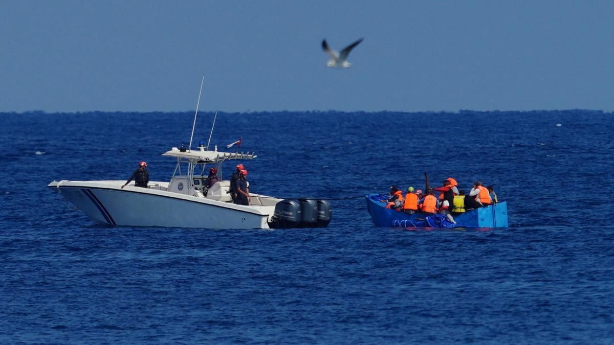 Guardacostas cubanos salen al paso de un bote cerca del Malecón de La Habana con personas que intentaban llegar a EEUU.