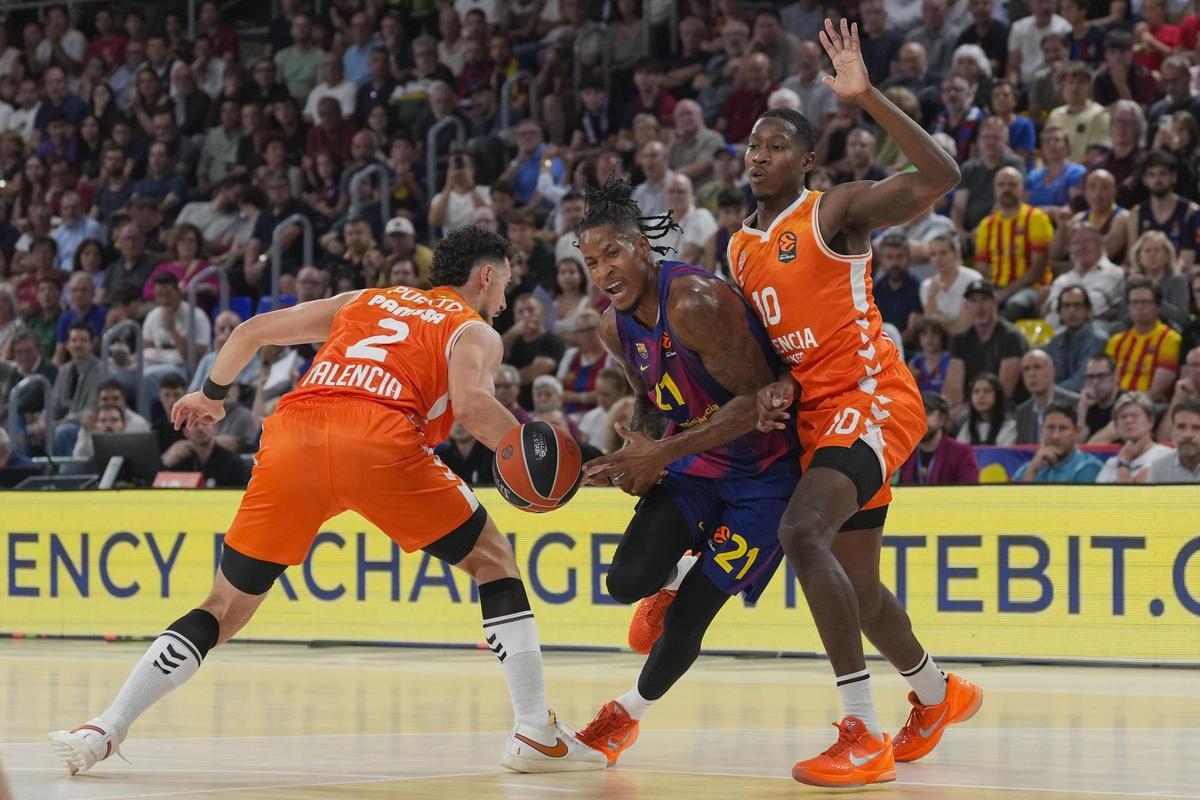 Josep Puerto y Omari Moore intentan frenar a Will Clyburn.