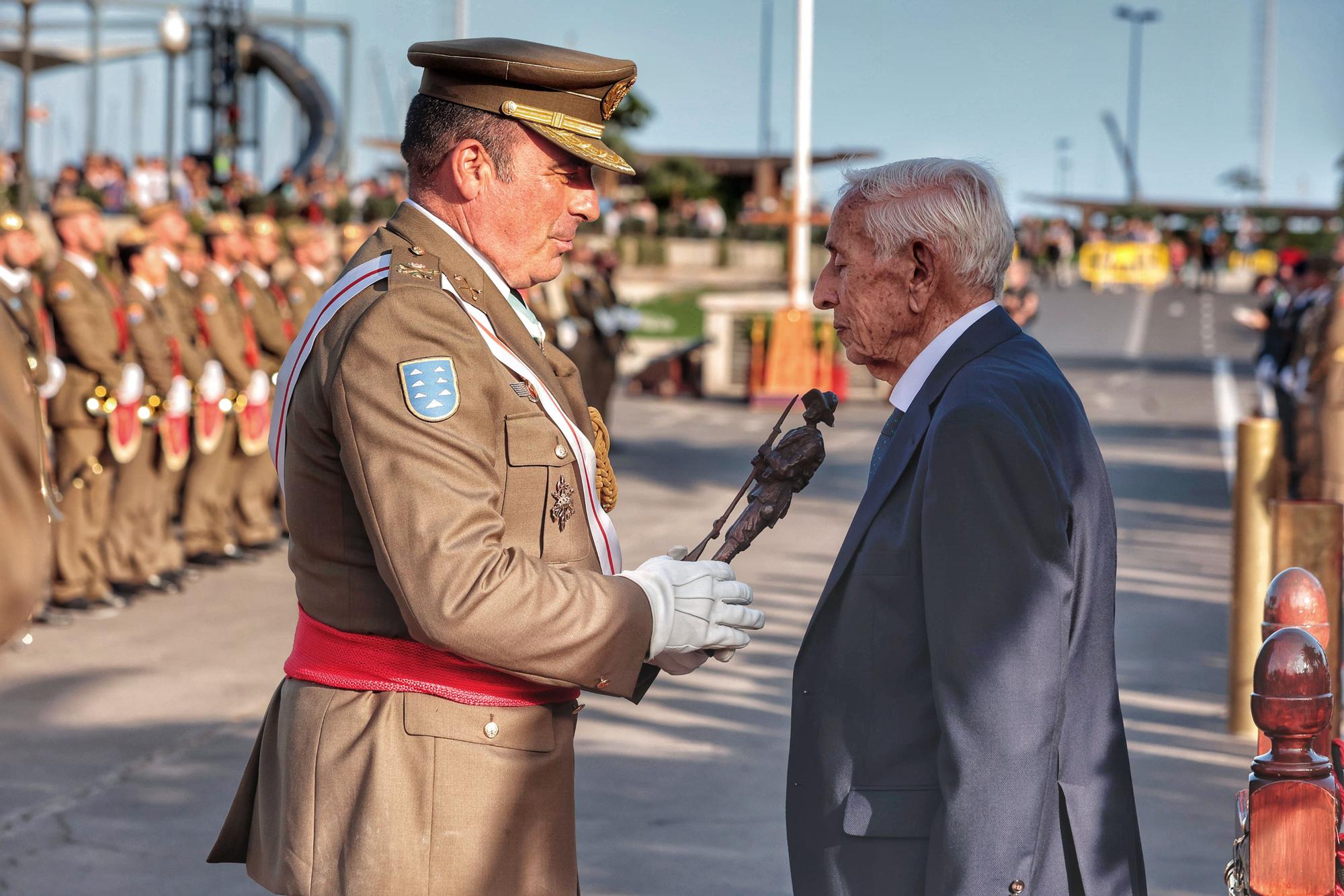 Arriado de la bandera nacional y exposición de material del Ejército