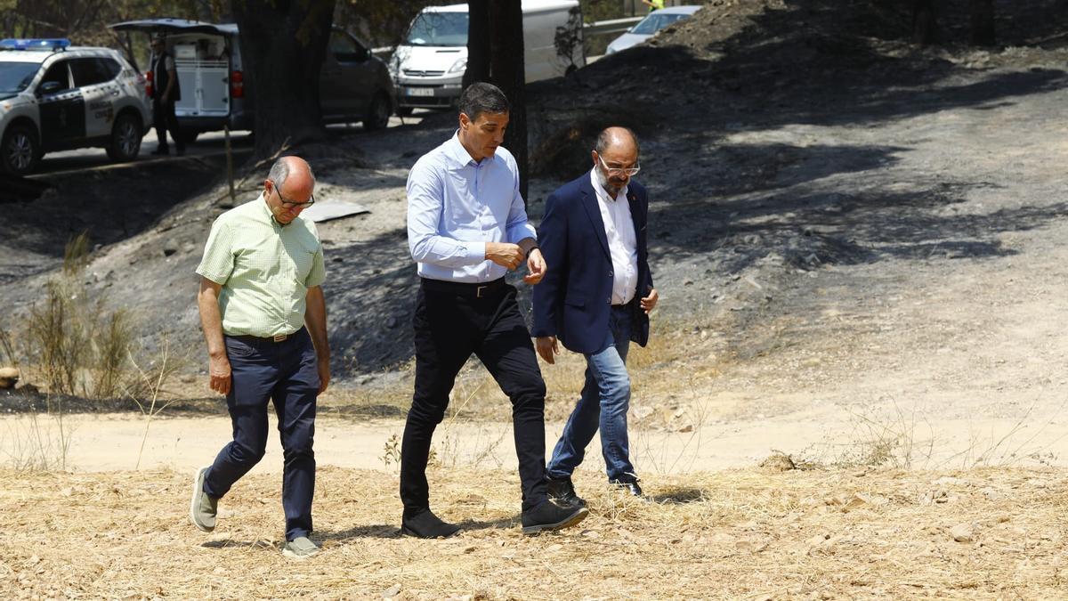 Ramón Cristóbal, alcalde de Ateca, Pedro Sánchez y Javier Lambán, en la zona afectada.