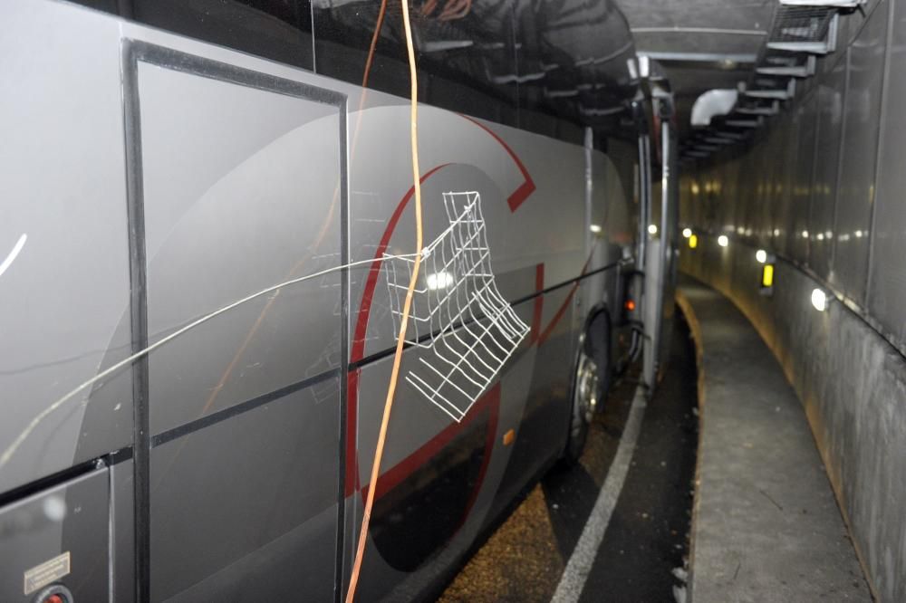 Un autobús escolar, atrapado en el túnel de María