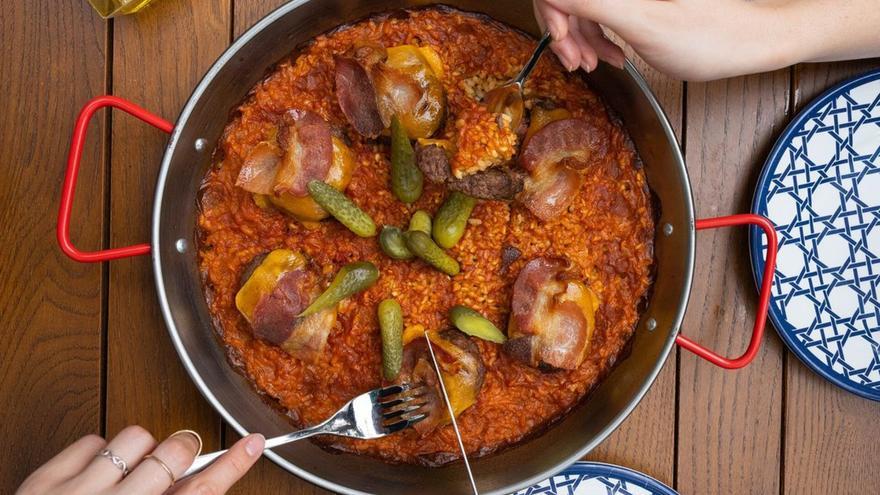 La paella de hamburguesa de queso, la última receta que ha revolucionado la cocina: ¿La probarías?