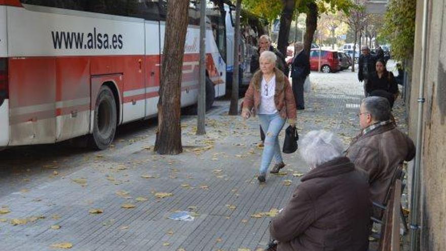 Usuaris del servei de bus a la parada del passeig de la Pau de Berga