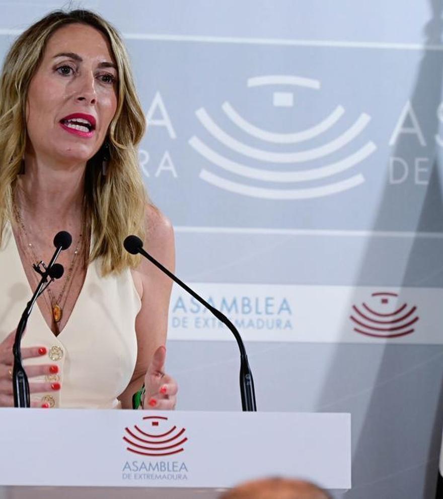 La presidenta de Extremadura, María Guardiola, en la UCI tras una operación quirúrgica