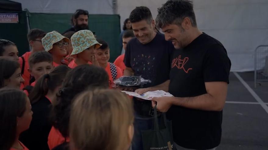 Dos quesos a cambio de ver a Estopa: así fue el emotivo encuentro con los niños de Arenas de Cabrales que les sorprendieron cantando en pleno vuelo