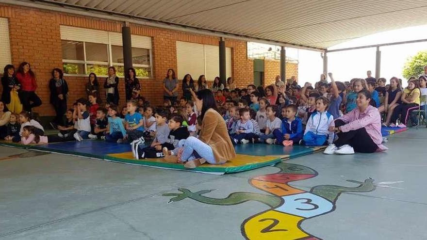 Una reciente entrega de premios de cooperativismo en el colegio de Domaio. // Gonzalo Núñez