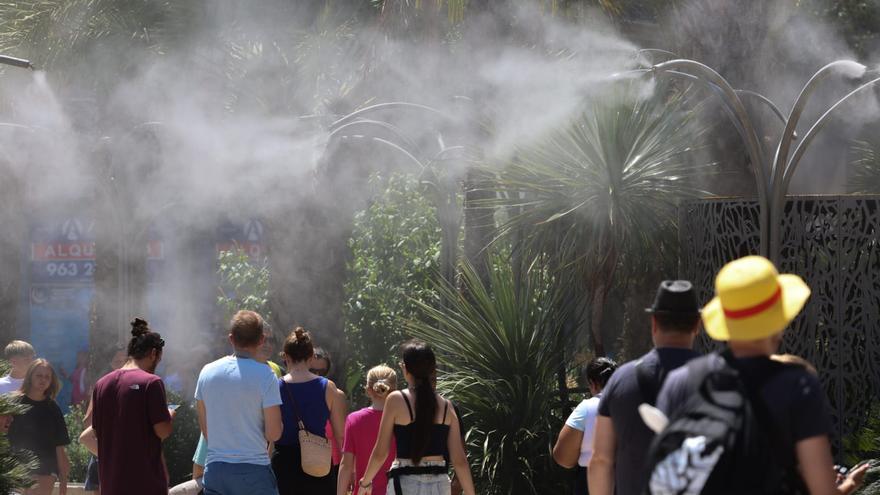 Vecinos y turistas se refugian de la nueva ola de calor en Valencia
