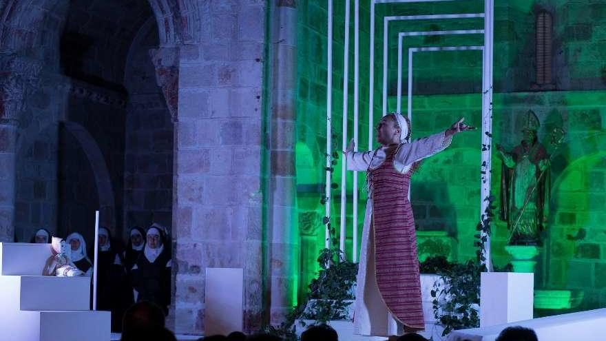 Representación de &quot;La Santa Enamorada&quot;, ayer en la iglesia de San Cipriano.