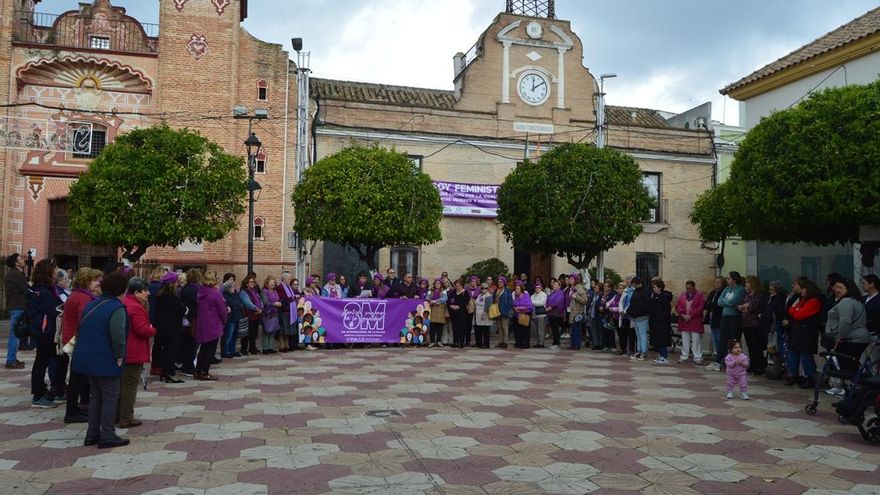 Fuente Palmera conmemora el 8 de marzo con una concentración en la Plaza Real
