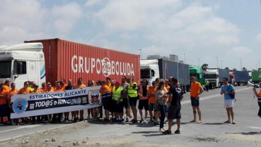 Estibadores del Puerto de Alicante manifestándose en el interior de los muelles hoy