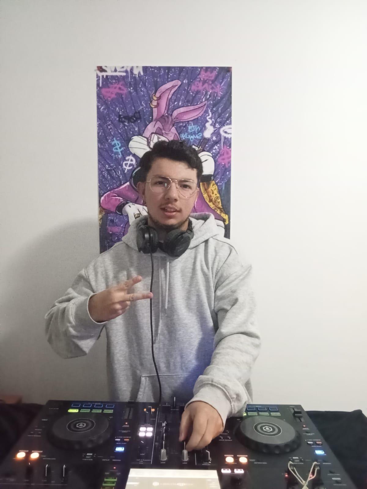 Javier Melo Teodoro junto a su mesa de mezclas en sus inicios como DJ