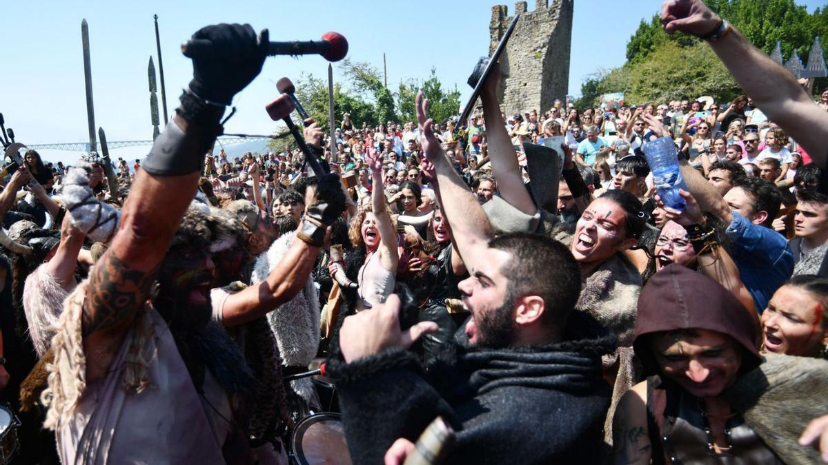 La multitudinaria Romaría Vikinga celebrada el domingo en las Torres de Oeste.
