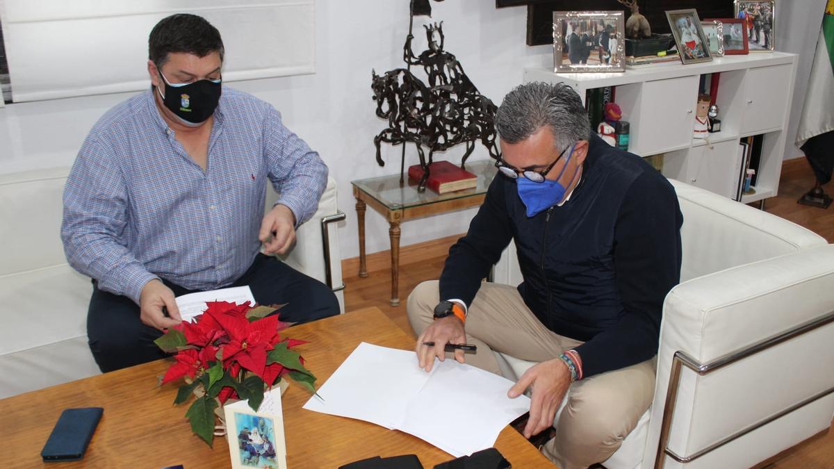 Félix Ezcay y José Manuel García Ballestero, durante la firma de la prórroga del convenio en el consistorio cauriense.