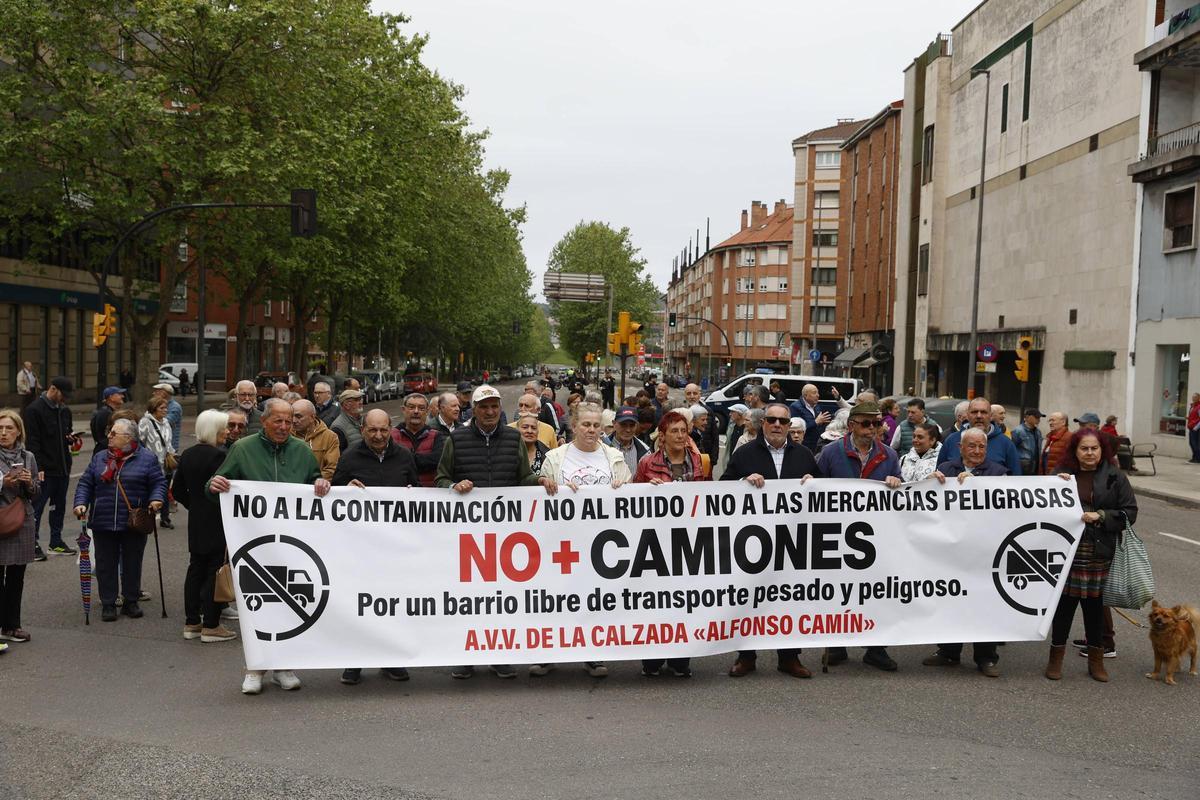 La protesta vecinal de La Calzada por los camiones en el barrio, en imágenes La protesta vecinal de La Calzada por los camiones en el barrio, en imágenes