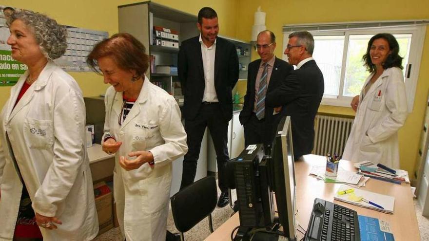 Temes, Merino, López, Vázquez Almuiña y Verde, ayer, visitando la consulta de la farmacéutica del centro de salud de A Estrada. //Bernabé/C.M.V.